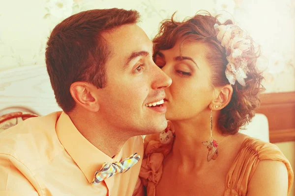 Conceito de proposta. Retrato de feliz belo casal beijando — Fotografia de Stock