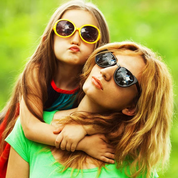 Concepto familiar feliz. Niña con el pelo largo y castaño y su madre — Foto de Stock