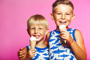 Lezzetli yaz saplantısı kavramı. Mutlu genç yakışıklı hipster erkek