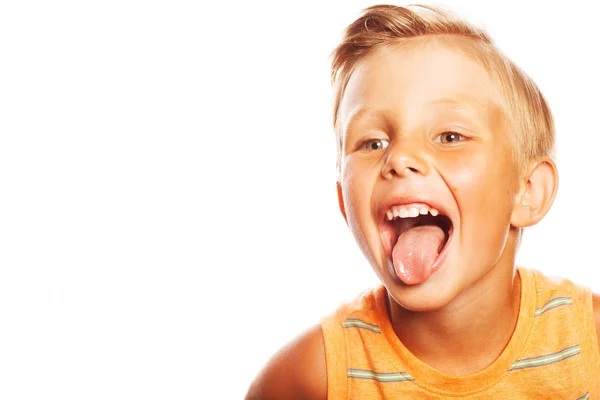 Acercamiento de niño bonito con el pelo rubio gritando en voz alta — Foto de Stock