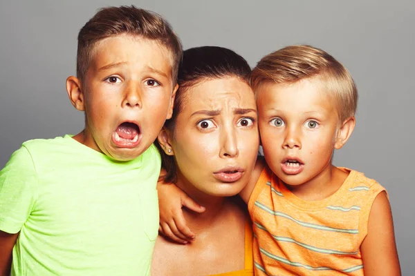 Películas de miedo, Oh, mi concepto de Dios. Retrato de asustado en los ajustes de la familia — Foto de Stock