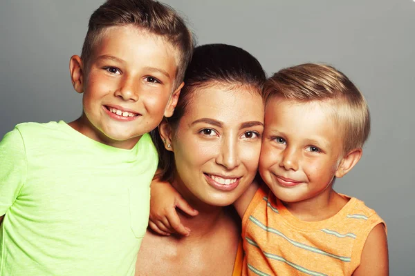 Concepto de valores familiares. Retrato de los niños de moda y su mamá —  Fotos de Stock