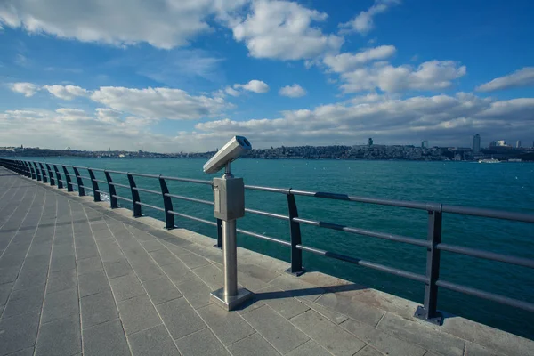 Reisekonzept. Touristisches Münzfernglas am Kai für die Promenade — Stockfoto