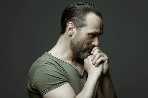 Fabuloso a cualquier edad. Retrato de perfil de un hombre de 40 años rezando — Foto de Stock