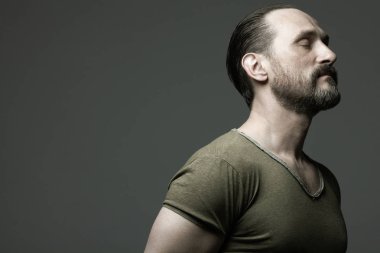 Her yaşta harika. Karizmatik kaslı adamın profil portresi