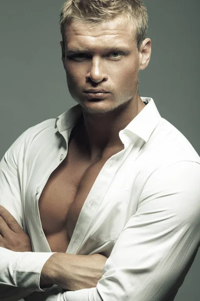 Moda masculina, conceito de beleza. Retrato de jovem brutal em camisa branca — Fotografia de Stock