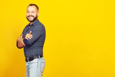 Her yaşta muhteşem. Profil portre karizmatik 35 yıl yaşlı adam