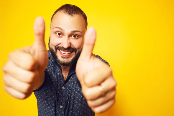 Thumbs UP concetto. Ritratto ravvicinato di uomo carismatico di 35 anni — Foto Stock