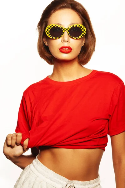 Los días de perro del concepto de verano. Retrato de una joven hermosa niña con camiseta roja — Foto de Stock