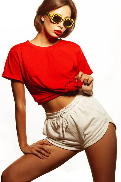 Μόδα για τα καλοκαιρινά ρούχα των γυναικών. Πορτρέτο του νεαρού όμορφο κορίτσι φορώντας κόκκινο μπλουζάκι — Φωτογραφία Αρχείου