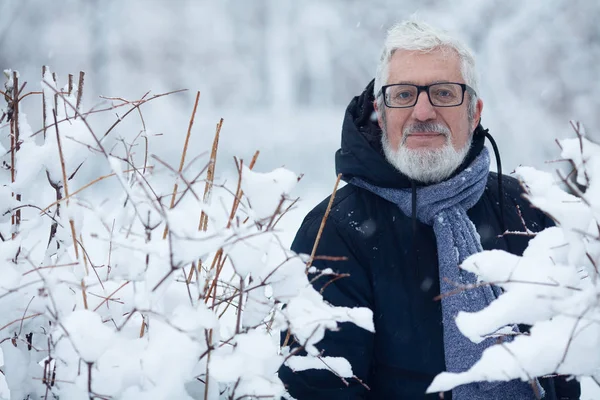 Active grandpa concept. Portrait of handome mature man in trendy clothing — Stock Photo, Image