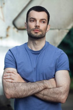 Gerçek erkeklik kavramı. Sakallı orta yaşlı bir adamın portresi.