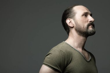 Her yaş kavramında harikadır. 40 yaşındaki bir adamın profil portresi