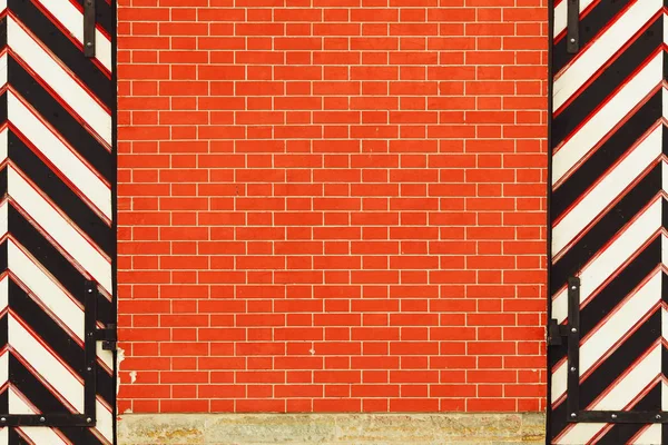 Nueva textura de pared de ladrillo vacía con dos puertas de puerta a rayas. Paredón rojo — Foto de Stock