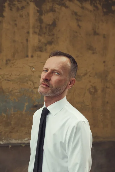 Fabuleux à tout âge. Portrait de bel homme mature en vacances — Photo