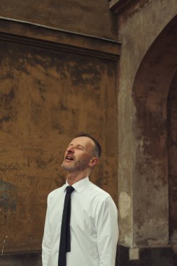 Şehir konseptinde yalnızım. Tatildeki olgun yakışıklı adamın portresi.