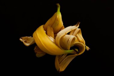 Lezzetli meyve konsepti. Muz kabuklarından yapılmış sanatsal natürmort. Kapatın. Kopyalama uzayı. Kapalı çekim