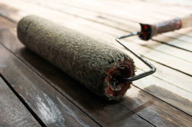 Ahşap bir rulo ile bir parça boyama