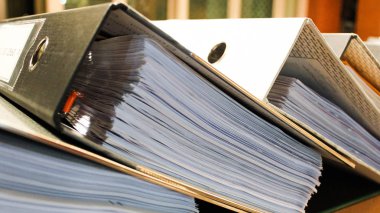 Belge sayfaları içeren Arch dosyaları, otorite, birçok yığınlar belge klasörleri için ofiste yıllık rapor dosyaları için soyut bir iş işadamı eller dizüstü bilgisayar ile çalışan fotoğraf bulanık. iş meşgul kavramı