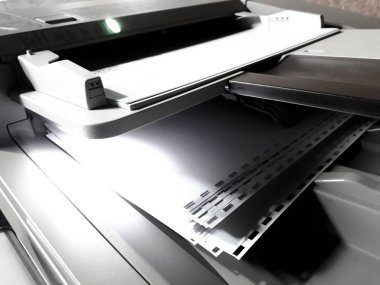 beyaz kağıt yapraklarının office.with yazıcısında kopyalama alanı, Office iş: ofis çalışanı işte office Copier'da kağıt koymak kadar yakın