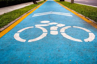 Bisiklet işareti yolda, bisiklet yolu, Bisiklet yolları, Bisiklet tabelada daha güvenli bisiklet, Bisiklet şeritli bir yol, Bisiklet işareti mavi zemin üzerinde yapmak için tasarlanmış