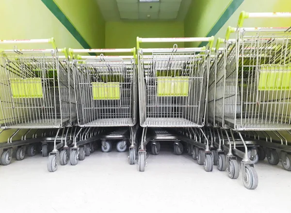 购物车在商店的车轮 购物车轮 超市门口的一排购物车 车轮购物车 — 图库照片