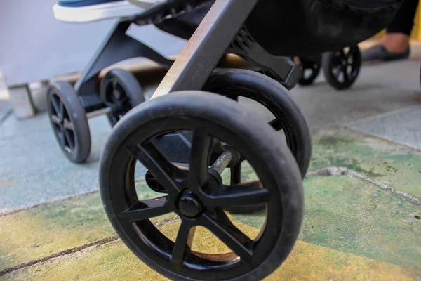 Bebek arabası, bebek arabası ve ayak, bej bebek arabası tekerlek tekerlek