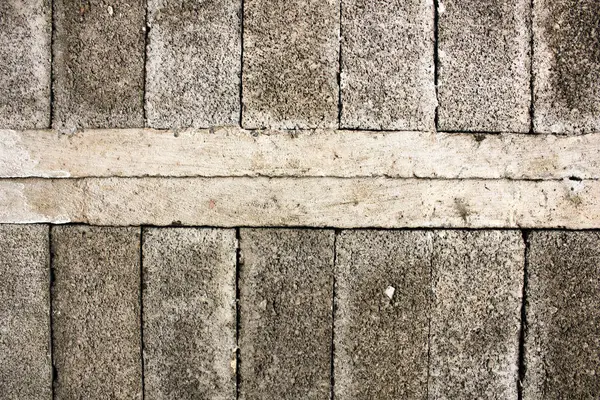 古い灰色のブロックの床近くの背景としてのコンクリートの壁を テクスチャ — ストック写真