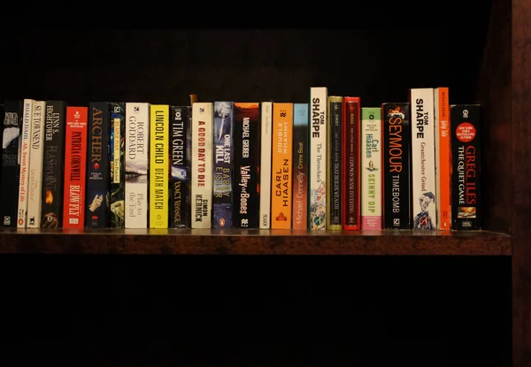 Тёмный Книжный Шкаф Книги Обложками Названиями Классические Произведения Книги Классических — стоковое фото