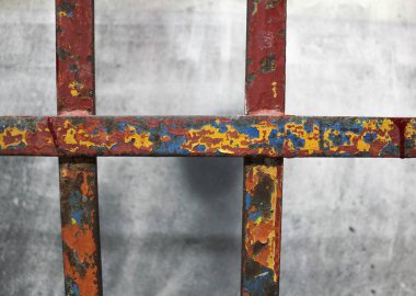 Demir pas çıplak çimento duvarlar, çelik konstrüksiyon sitesi, paslı metal duvar, pas doku, Kapat üzerinde bazı Rust, bazı paslı metal sökük kadar yakından görüntüsünü doldu.