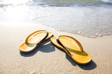 Plaj, plaj sandalet terlik. Beyaz bir kum okyanus plaj - yaz tatil kavramı. Plaj rahat ayakkabı yaz. Kopya alanı