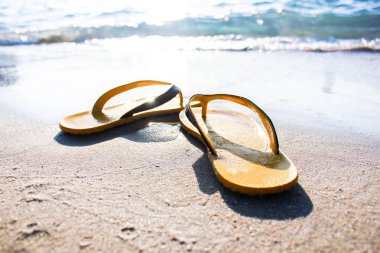 Plaj, plaj sandalet terlik. Beyaz bir kum okyanus plaj - yaz tatil kavramı. Plaj rahat ayakkabı yaz. Kopya alanı