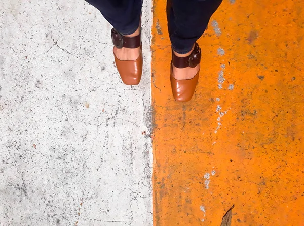 Yaya geçidi, işe git, ayakkabı beyaz ve sarı çimento arka plan ile sokakta yürüyerek