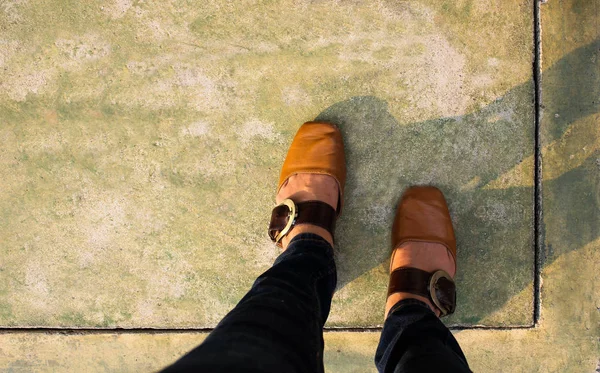 Deri ayakkabı adımları deri ayakkabı adımları katta, üstten görünüm kadınlarla beton zemin, üstten görünüm, kadınlarla