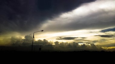 Daha önce günbatımı gökyüzü bulutlu, arka plan bulanıklık mavi pastel cennet bulutlar gökyüzü. Yumuşak odak lan güneş parlaması. Soyut bulanık mavi degrade güzel bokeh ile. Açık görünüm günbatımı gökyüzü cirrus bulutlar ve uçak iz ile windows yaz bahar, dışarı