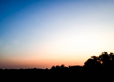 gün doğumu ve gün batımı manzaralı, orman ve göl günbatımı Thunderclouds arka plan siluet. Doğa yaz güneş ışığı duvar kağıdı