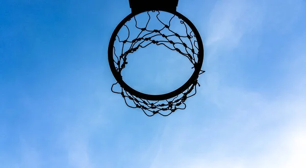 Basketball Udendørs Domstol Sport Spil Blå Himmel Baggrundsdesign Basketball Hoop - Stock-foto
