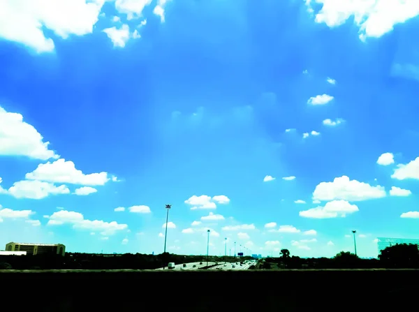 Голубое Небо Облака Голубое Небо Моем Пути Вид Шоссе Облаками — стоковое фото