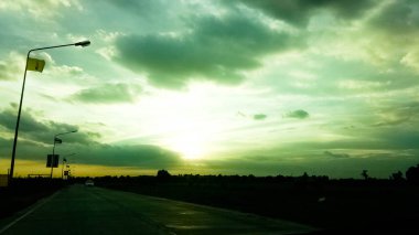 Arabalar ve günbatımı, Beautiful bulutlar güneş ışığı ile birlikte güzel gün batımı gökyüzü, yollar. Gün batımı ve altın sarı gökyüzü, güzel günbatımı bulutlar gökyüzü ve iletim kulesi.