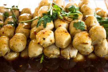 Izgara köfte, seçici odak, beyaz üzerinde izole tatlı baharatlı sos ile ızgara et topu, Tayland sos eğim tadı köftesi.