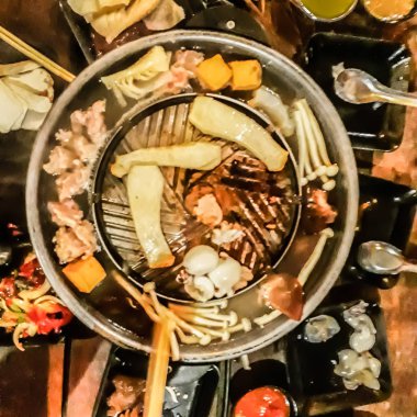 Pirinç tava üzerinde mookrata ızgara domuz, kömür sobası üzerinde ızgara karides, Tay Barbekü büfe, domuz eti ile Tay Barbekü büfe, tavuk ve diğer etler, pirinç Barbekü Pan üzerine pişmiş, Thai denilen 