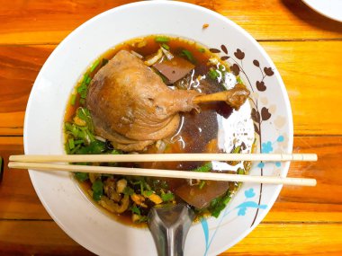 Noodle çorbası, kızarmış ördek Noodle çorba karıştırın