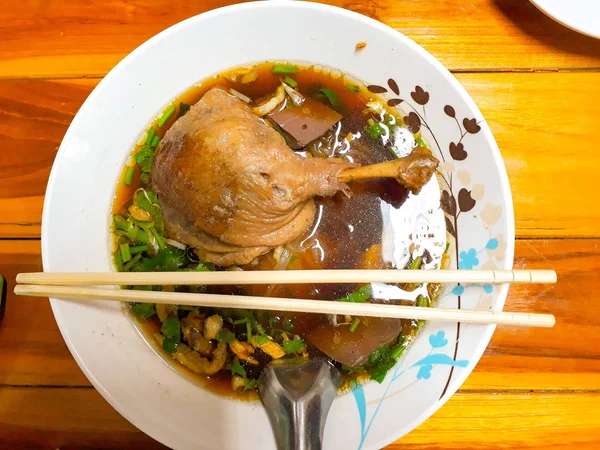 Noodle çorbası, kızarmış ördek Noodle çorba karıştırın