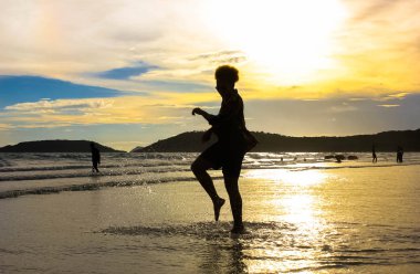 Koh Chang, Tayland güzel gün batımı plajında rahatlayın. Plaj Koh Chang, Tayland gün batımı okyanus plajında insanlar. Sahilde günbatımı zevk insanların güzelliği, Tayland.