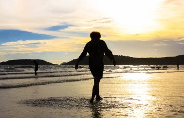 Koh Chang, Tayland güzel gün batımı plajında rahatlayın. Plaj Koh Chang, Tayland gün batımı okyanus plajında insanlar. Sahilde günbatımı zevk insanların güzelliği, Tayland.