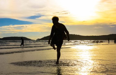 Koh Chang, Tayland güzel gün batımı plajında rahatlayın. Plaj Koh Chang, Tayland gün batımı okyanus plajında insanlar. Sahilde günbatımı zevk insanların güzelliği, Tayland.