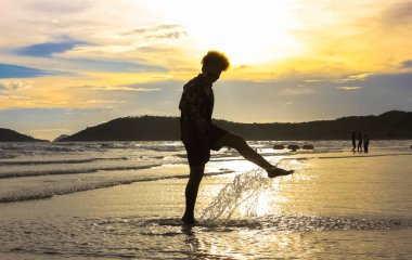 Koh Chang, Tayland güzel gün batımı plajında rahatlayın. Plaj Koh Chang, Tayland gün batımı okyanus plajında insanlar. Sahilde günbatımı zevk insanların güzelliği, Tayland.