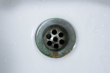 Su beyaz lavabo, su damlacık, beyaz lavabo, lavabo ve banyo, tasarım ve sıhhi tesisat satışı, birleştirilmiş, banyo iç ve beyaz lavabo, arka plan konseptinde Erik drenajı drenaj için musluk akar, üst