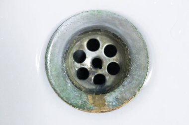 Su beyaz lavabo, su damlacık, beyaz lavabo, lavabo ve banyo, tasarım ve sıhhi tesisat satışı, birleştirilmiş, banyo iç ve beyaz lavabo, arka plan konseptinde Erik drenajı drenaj için musluk akar, üst