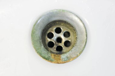 Su beyaz lavabo, su damlacık, beyaz lavabo, lavabo ve banyo, tasarım ve sıhhi tesisat satışı, birleştirilmiş, banyo iç ve beyaz lavabo, arka plan konseptinde Erik drenajı drenaj için musluk akar, üst